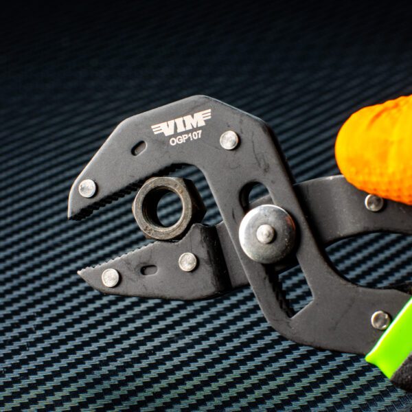 Special self adjusting automatic jaws allow you to grip any shape with ease (round, hex, flat, square, etc).